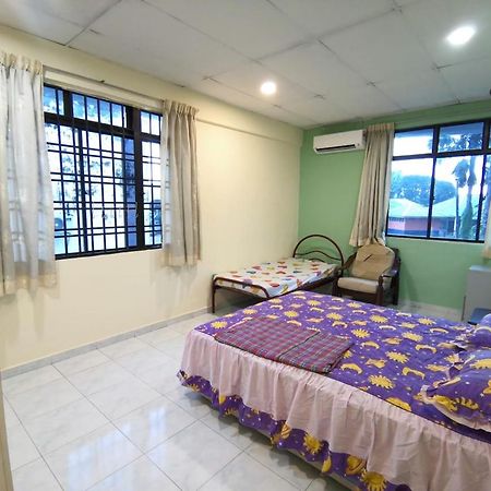 Cosy Homestay Улу Тирам Екстериор снимка