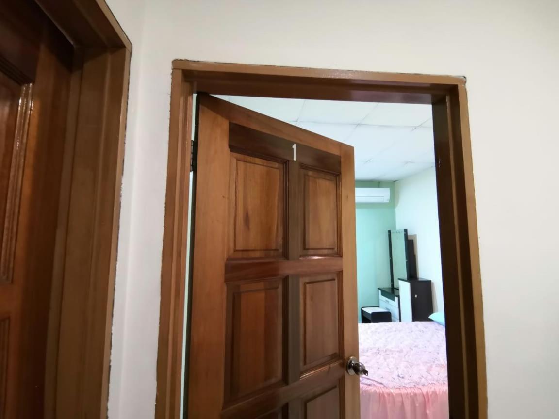 Cosy Homestay Улу Тирам Екстериор снимка