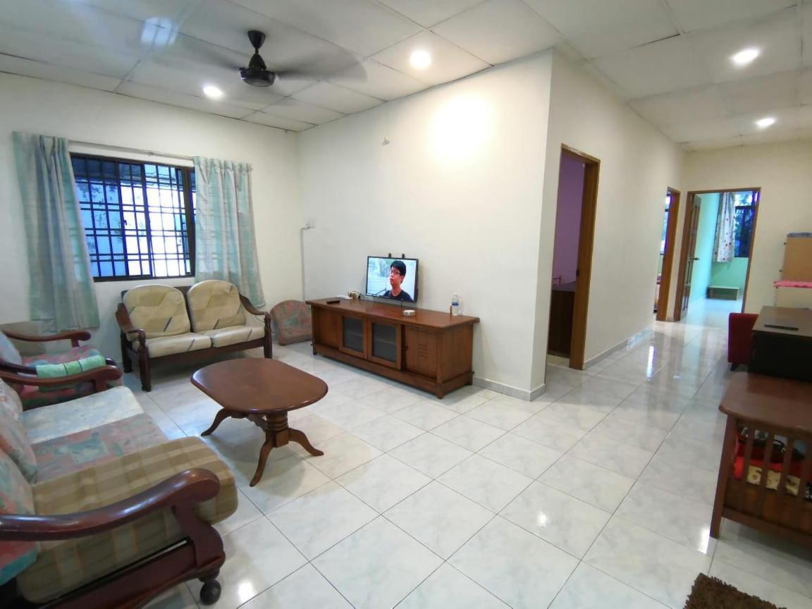 Cosy Homestay Улу Тирам Екстериор снимка