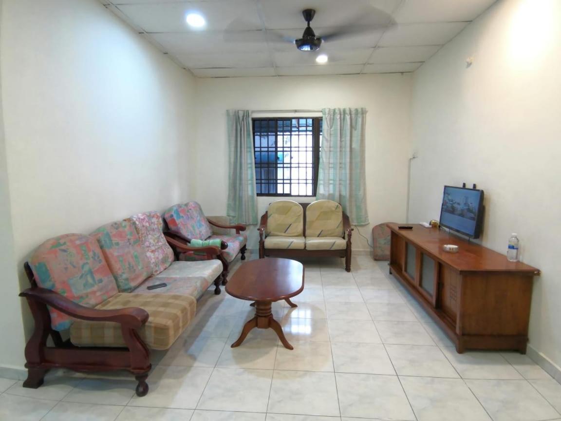 Cosy Homestay Улу Тирам Екстериор снимка