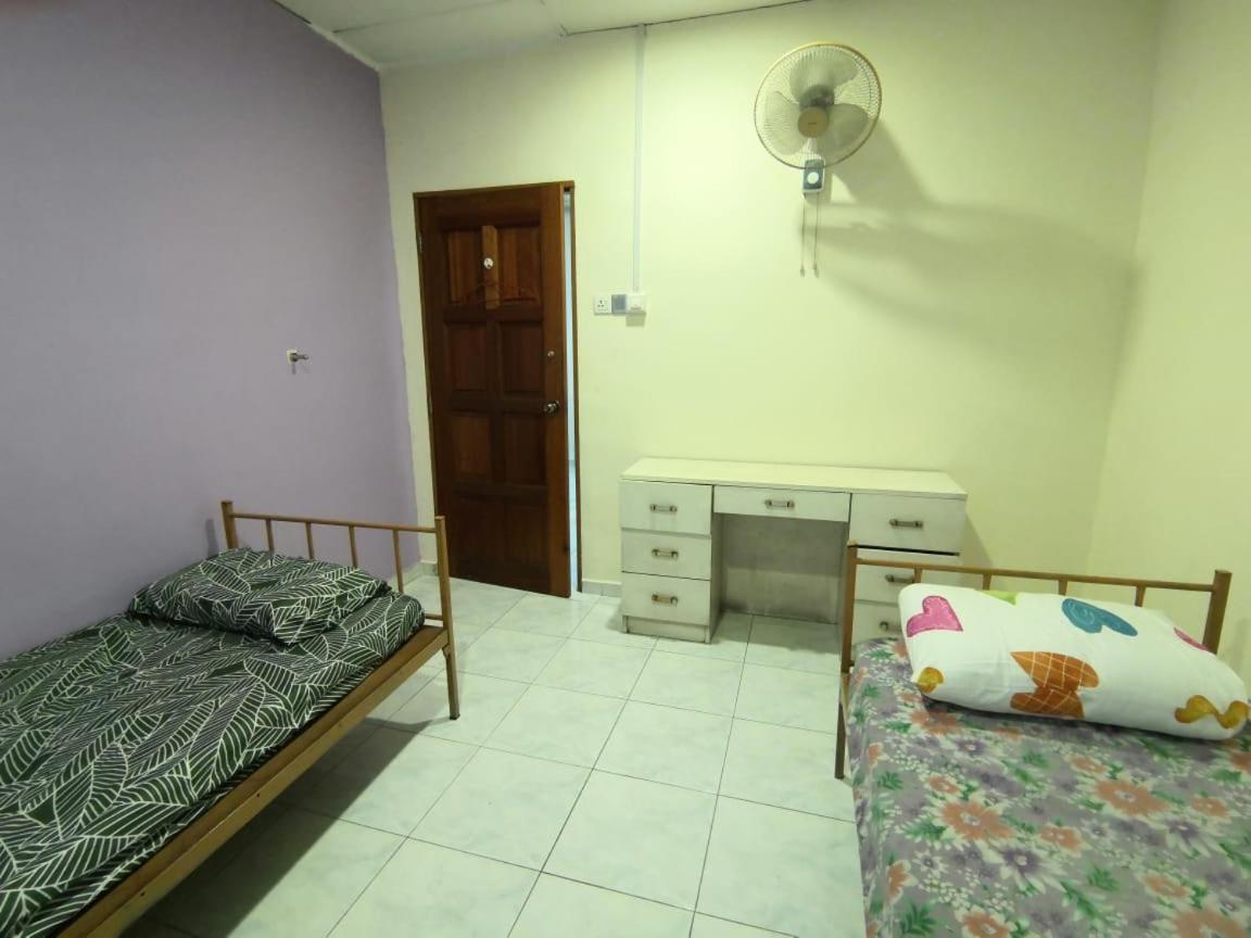 Cosy Homestay Улу Тирам Екстериор снимка